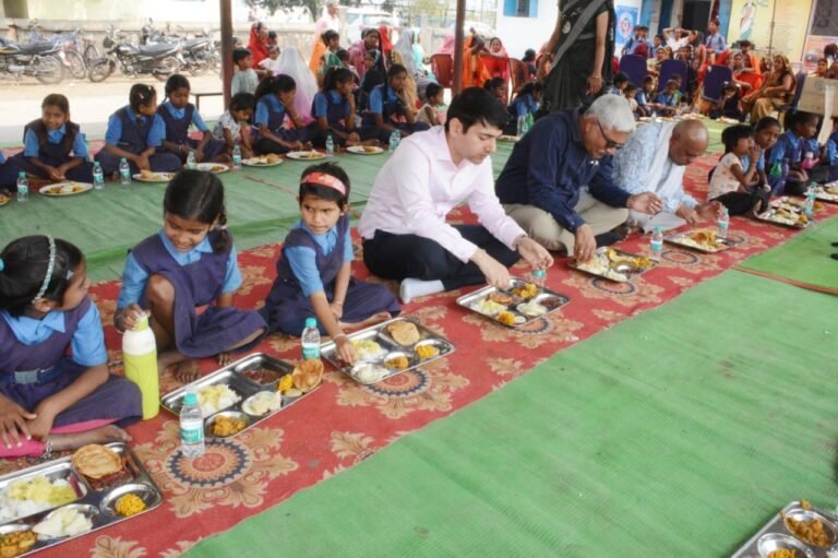 न्योता भोजन कार्यक्रम में कलेक्टर ने बच्चों के बीच बैठकर किया भोजन चॉकलेट, गुलाब के फूल देकर बढ़ाया बच्चों का मनोबल